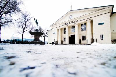 Oslo Børs åpner rett ned fredag. Norwegian-aksjen faller over fem prosent etter tallslipp.