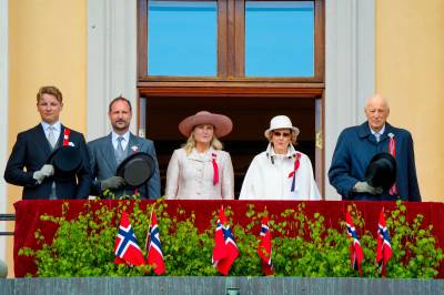 Kongefamilien vinker fra slottsbalkongen