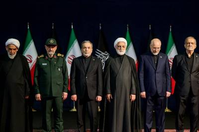 Iranske ledere drar i to ulike retninger. Det kompliserer fredssamtalene med USA.