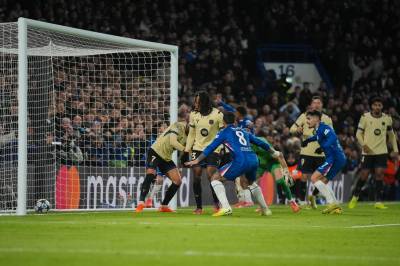Komisk selvmål og drømmemål ga Chelsea 3-0 mot ti Barcelona-spillere