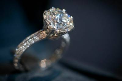 Salget tar av i usikre tider: – Unge vil bli forlovet