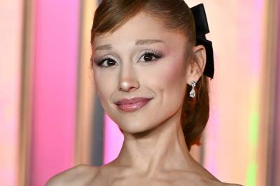 Ethan Slater deler romantisk julevideo av Ariana Grande