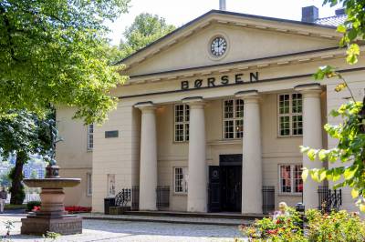 Oslo Børs stiger fra start etter oljeras