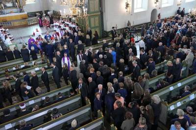 Sørgegudstjenesten i Oslo domkirke avsluttes med nattverd