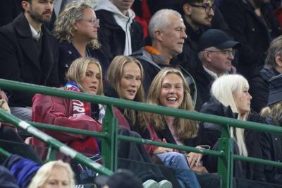 Se alle bildene fra fotball­festen: Følger sine kjære fra tribunen