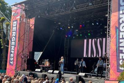 Hun er første artist ut