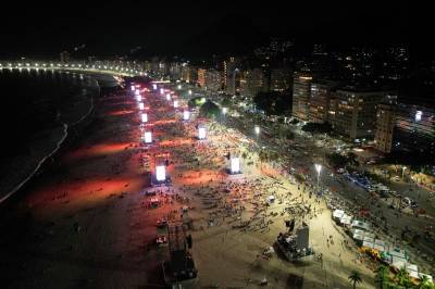 Shakira inntar Copacabana – venter to millioner tilskuere