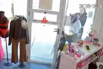 14-åringen kjører rett inn i klesbutikken