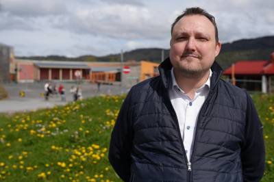 Alver brukte  falske KI-kjelder i rapport om skulekutt: –  Tilliten er tynnsliten