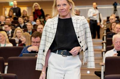 DNB deler rekordmye med eierne – mens kundene må vente