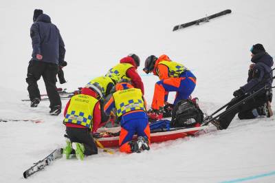 Dramatisk fall i OL – måtte fraktes vekk på båre