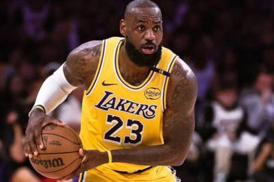 LeBron James skriver historie med en trippel-double som 41-åring, men sier farvel til MVP- og All-NBA-priser