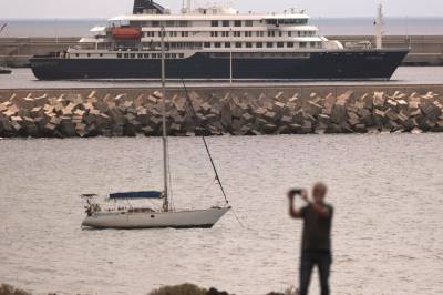 Dårlig vær tvinger virusrammet skip til kai på Tenerife