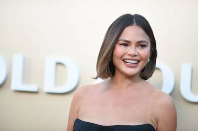Chrissy Teigen i sorg - mistet sin «norske» far