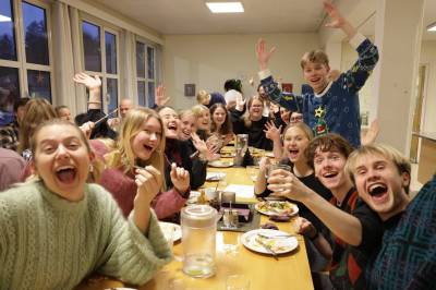 Folkehøgskoleelever jubler etter budsjettseier: – Alle burde få muligheten