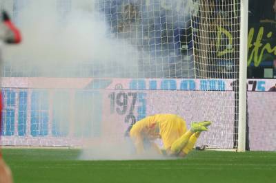 Skandalescener i Italia – keeper truffet av pyroteknikk