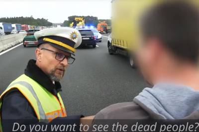 Mannen tok bilde av liket. Politimannens konfrontasjon gikk viralt i Tyskland.