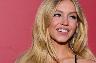 Sydney Sweeney poserer naken i ny reklamefilm