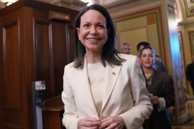 Eksperter reagerer på at Trump fikk fredspris-medaljen: – Surrealistisk