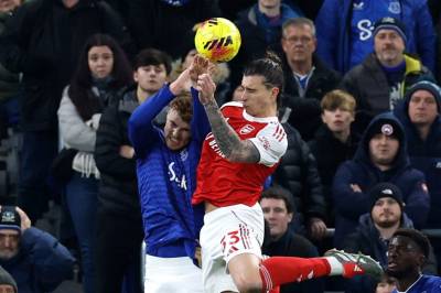 Arsenal tilbake på topp etter bisarr hands­situasjon