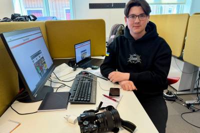 Oleksandr (16) byttet butikkjobb med journalistikk: – Jeg ville prøve noe nytt