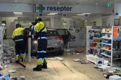 Sarpsborg: Bil kjørte gjennom apotek