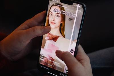 Vanskelig å stanse skrollingen? Derfor er det enda verre for tenåringer.