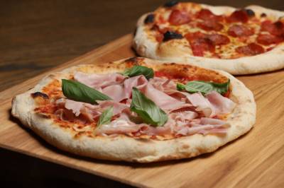 Pizza med rød og hvit saus